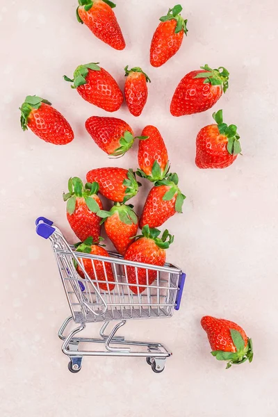 Composizione del concetto di shopping con fragole — Foto Stock