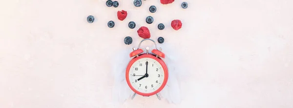 Valentinstag Zusammensetzung Beeren Wecker — Stockfoto