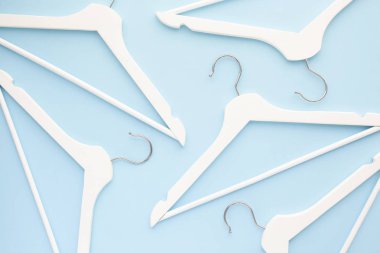 Mavi zemin üzerine beyaz ahşap askı