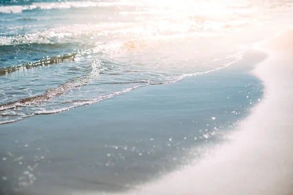 夏天沙子海滩和海滨波浪背景 — 图库照片