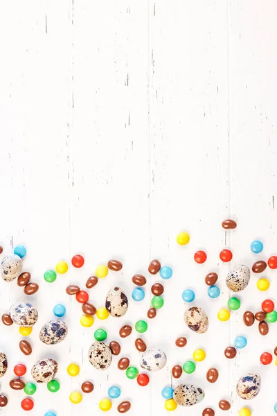 Moldura de Páscoa com ovos de chocolate, doces coloridos — Fotografia de Stock