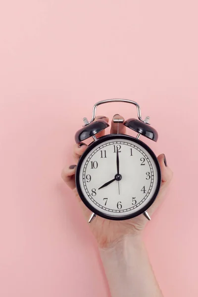 Mano femenina con despertador. Concepto matutino —  Fotos de Stock