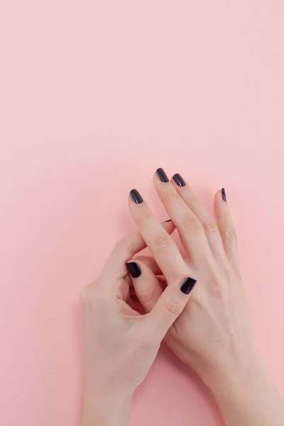 Ręce kobiety z czarny manicure — Zdjęcie stockowe