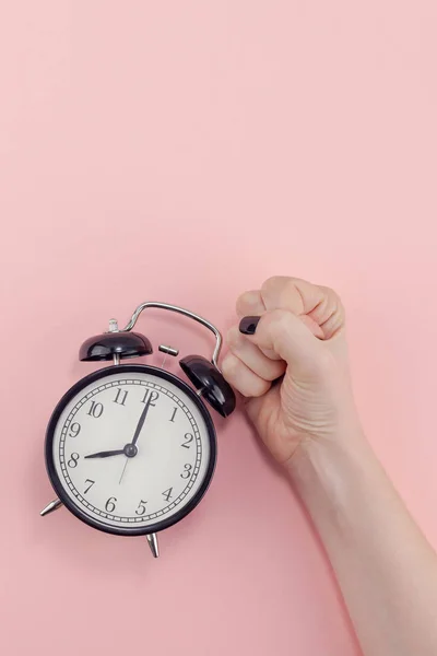 Tangan wanita dengan jam alarm. Konsep pagi — Stok Foto