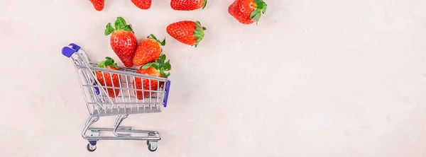 Shopping concept samenstelling met aardbeien — Stockfoto