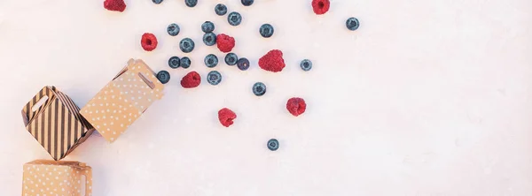 Shopping composition berries and boxes — Stock Photo, Image