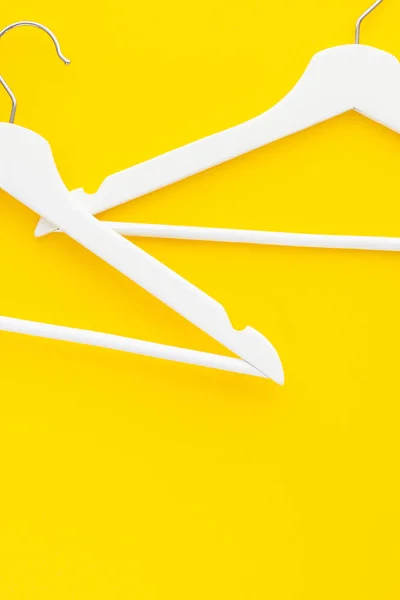 Witte hangers achtergrond koop shopping concept — Stockfoto