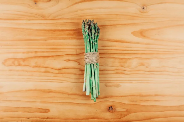 Verse groene asperges op houten ondergrond — Stockfoto