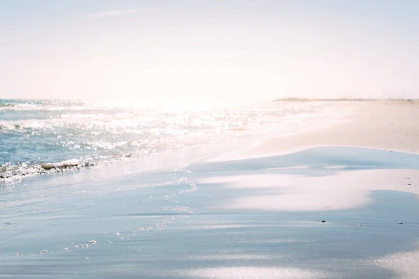 Praia de areia de verão e fundo ondas do litoral — Fotografia de Stock