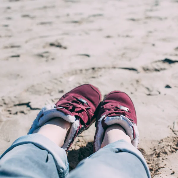 Ragazza rilassante sulla spiaggia di sabbia — Foto Stock