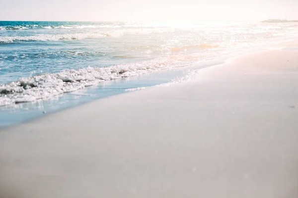 Summer sand beach and seashore waves background — Stock Photo, Image