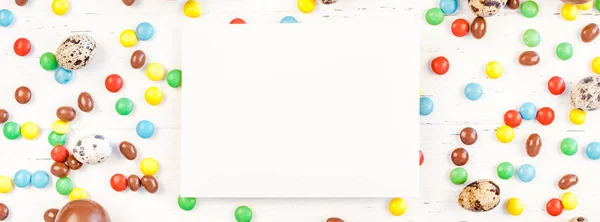 Πάσχα πλαίσιο με σοκολατένια αυγά, πολύχρωμες καραμέλες — Φωτογραφία Αρχείου