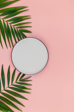 Boş levha mockup ile yeşil tropikal yaprak