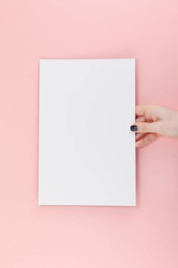 Boş A4 kağıt levha mockup kadın elle