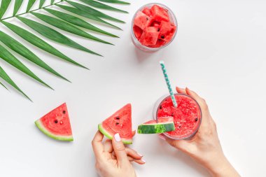 Kavun Smoothie Drink cam ile kadın eller