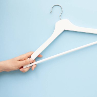 Mavi zemin üzerine beyaz ahşap askı