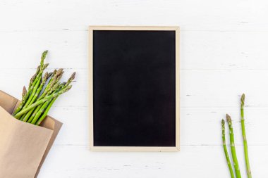 Siyah kara tahta çerçevesiyle taze yeşil kuşkonus