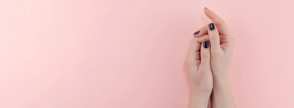 Las manos de mujer con manicura negra — Foto de Stock