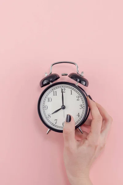 Mano femenina con despertador. Concepto matutino —  Fotos de Stock