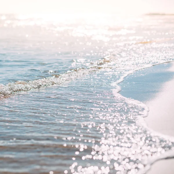 Summer sand beach and seashore waves background — Stock Photo, Image