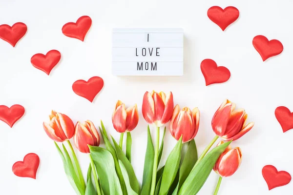 Dia das Mães cartão de saudação com flores de tulipa vermelha — Fotografia de Stock