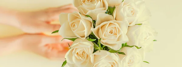 Μπουκέτο με φρέσκα λευκά τριαντάφυλλα — Φωτογραφία Αρχείου