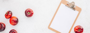 Domates Mar Azul Beyaz ahşap masa arka plan üzerinde