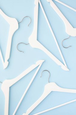 Mavi zemin üzerine beyaz ahşap askı