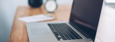 Dizüstü bilgisayar ile serbest çalışma alanı