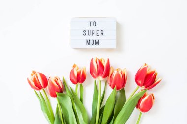 Kırmızı lale çiçekler ile anneler günü tebrik kartı
