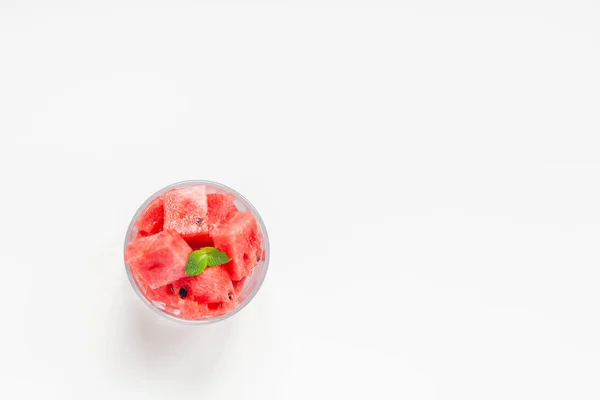 Krossad vattenmelon i glas på vit bakgrund — Stockfoto