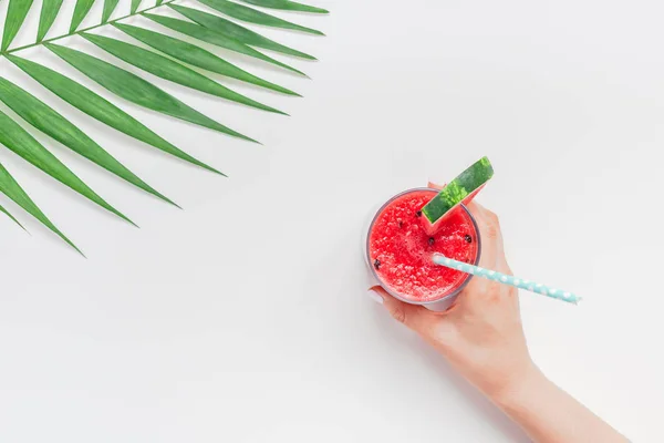 Mãos de mulher com copo de bebida smoothie melancia — Fotografia de Stock