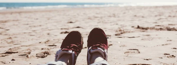 Ragazza rilassante sulla spiaggia di sabbia — Foto Stock
