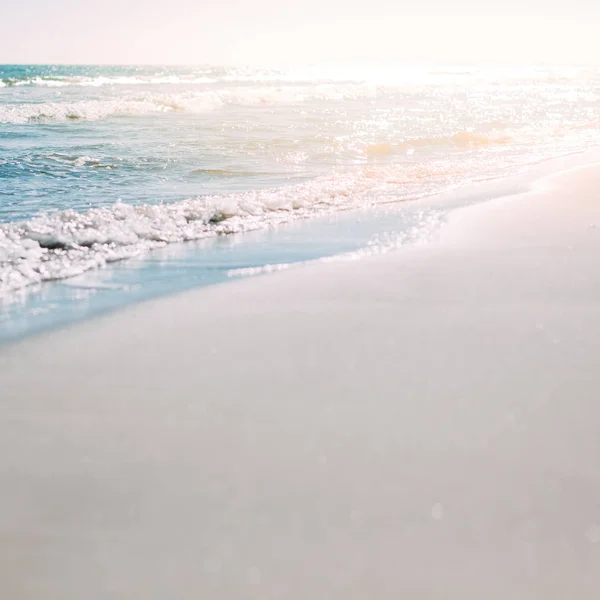 Playa de arena de verano y mar olas fondo — Foto de Stock