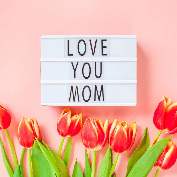 Dzień matki karty okolicznościowe z czerwonymi kwiatami tulipana — Zdjęcie stockowe