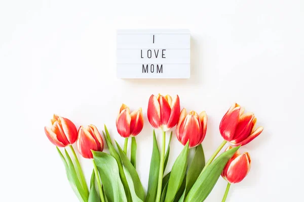 Dia das Mães cartão de saudação com flores de tulipa vermelha — Fotografia de Stock