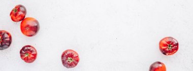 Domates Mar Azul Beyaz ahşap masa arka plan üzerinde