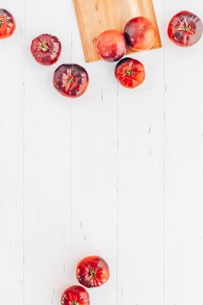 Tomat Mar Azul pada latar belakang meja kayu putih — Stok Foto
