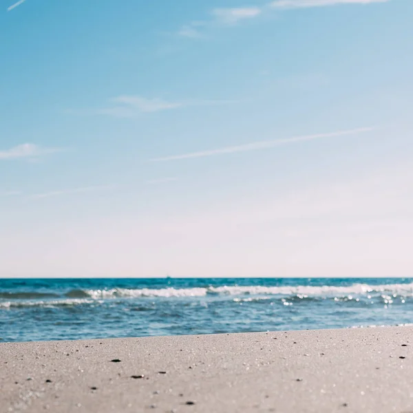 Plage de sable d'été et fond des vagues de bord de mer — Photo