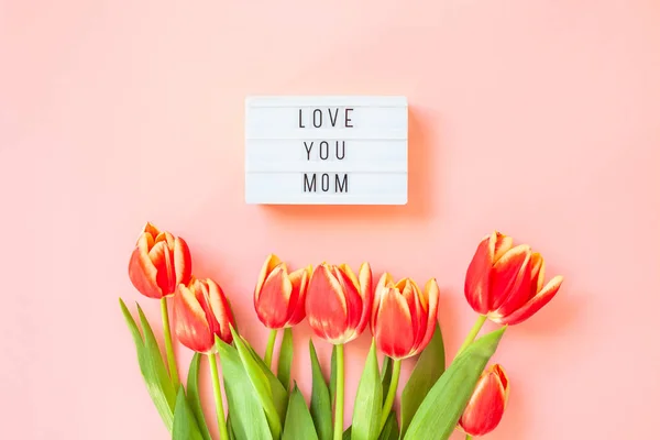 Ημέρα της μητέρας ευχετήρια κάρτα με κόκκινα λουλούδια τουλίπα — Φωτογραφία Αρχείου