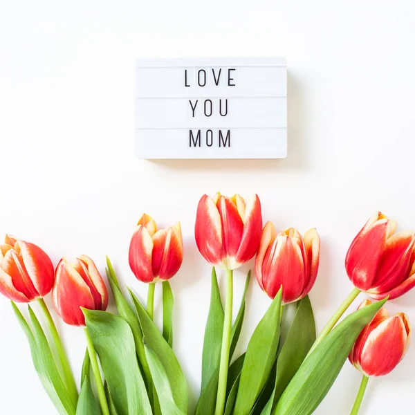 Dia das Mães cartão de saudação com flores de tulipa vermelha — Fotografia de Stock