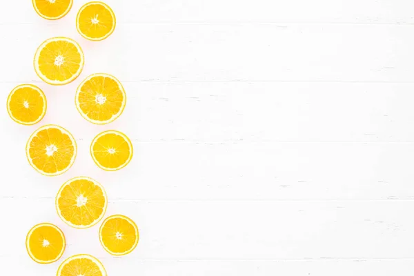 Свежие апельсины рисунок на белом фоне — стоковое фото