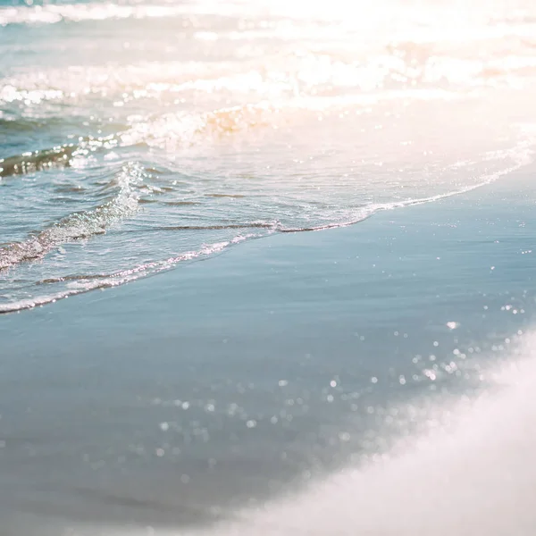 夏天沙子海滩和海滨波浪背景 — 图库照片