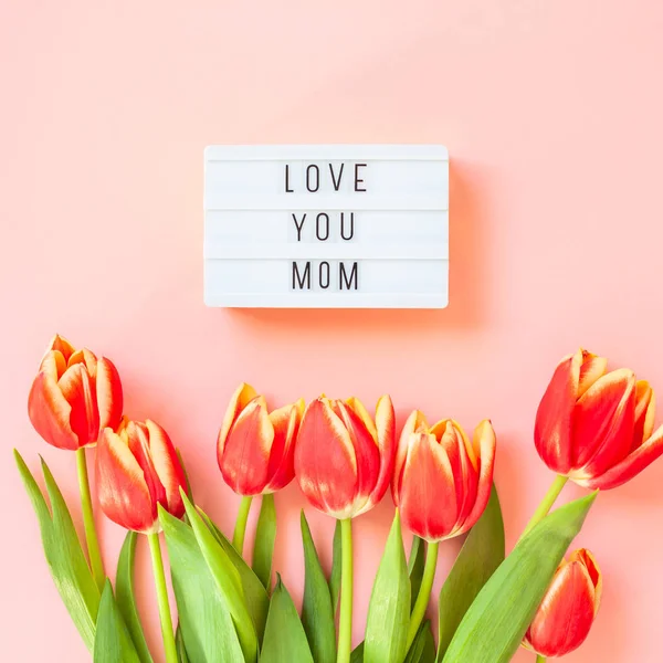 Moeders dag wenskaart met rode tulp bloemen — Stockfoto