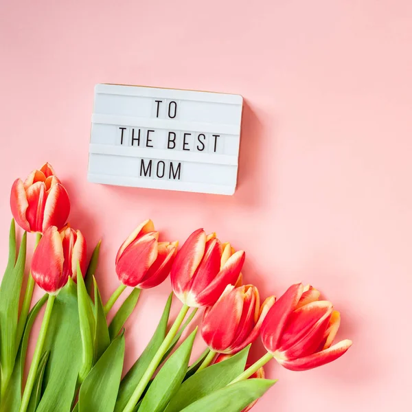 Tarjeta de felicitación del Día de las Madres con flores rojas de tulipán — Foto de Stock