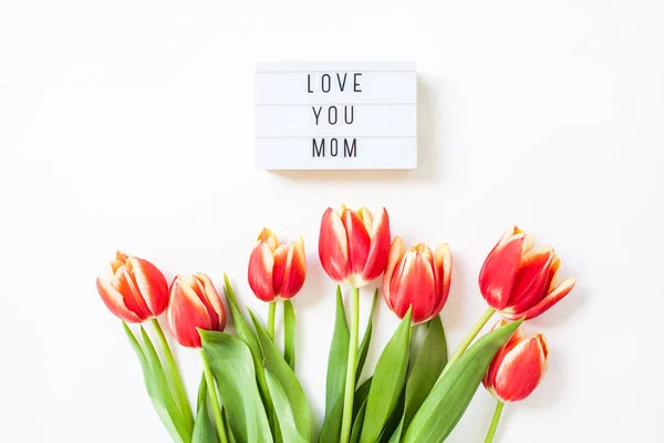 Moeders dag wenskaart met rode tulp bloemen — Stockfoto