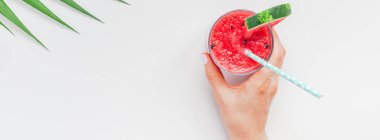 Kavun Smoothie Drink cam ile kadın eller