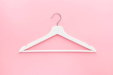 Pastel pembe arka planda beyaz askılar