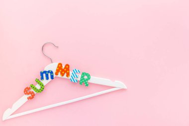 Yaz metni pembe arkaplanlı beyaz askılar