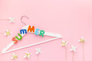 Yaz metni pembe arkaplanlı beyaz askılar